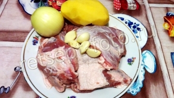Свинину режем на небольшие кусочки и на пару часов заливаем холодной водой,…