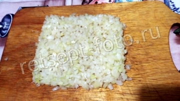 Чистим картошку, лук и чеснок.
