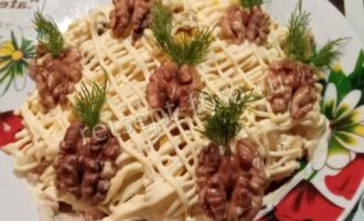 Салат "Ананас" с курицей и кукурузой, рецепт с фото