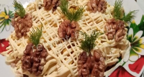 Салат "Ананас" с курицей и кукурузой, рецепт с фото