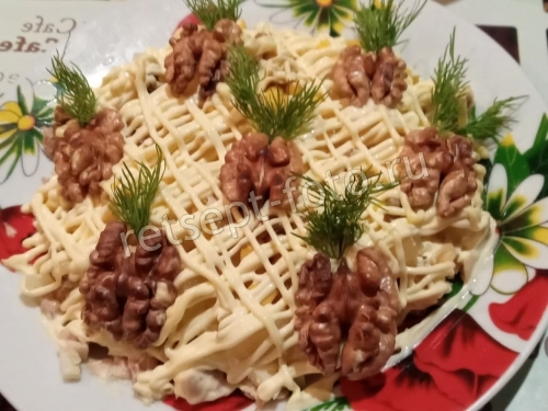 Салат "Ананас" с курицей и кукурузой, рецепт с фото