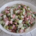 Салат "Ангарский" с копченой колбасой и свежим огурцом, рецепт с фото