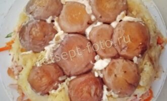 Салат "Грибная поляна" с жареными грибами и копченой курицей, рецепт с фото