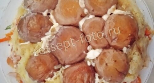 Салат "Грибная поляна" с жареными грибами и копченой курицей, рецепт с фото