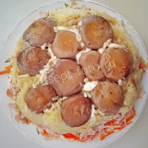 Салат "Грибная поляна" с жареными грибами и копченой курицей, рецепт с фото