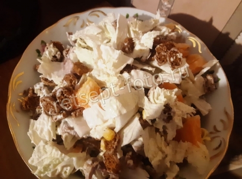 Салат "Ревнивец" с курицей, сухариками и моцареллой, рецепт с фото