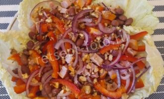 Салат с копченой курицей и фасолью, рецепт с фото