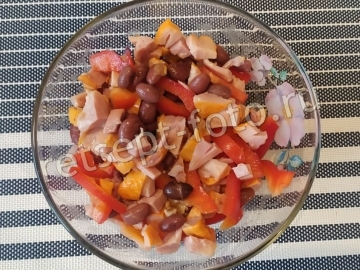 Нарезать копченую курицу и сладкий перец.