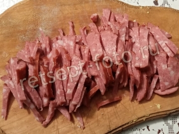 Лук очистить и нарезать кубиком.