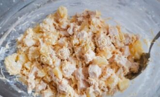 Салат с курицей, ананасами и сметаной, рецепт с фото