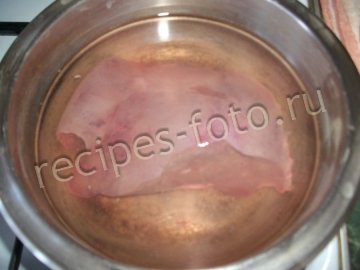 Луковицу нарезаем кубиком.