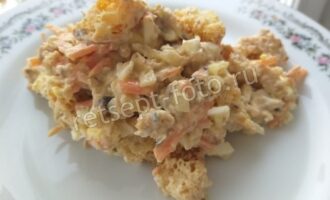 Салат со шпротами и сухариками, рецепт с фото