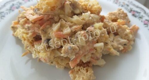 Салат со шпротами и сухариками, рецепт с фото