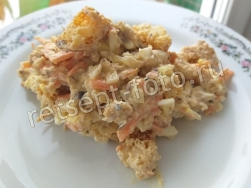 Добавить майонез, посолить и поперчить по вкусу, перемешать.