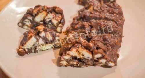 Сладкая колбаска из печенья с орехами и какао, рецепт с фото