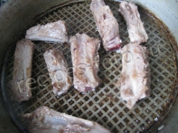 Свиные ребрышки с картошкой на сковороде, рецепт с фото