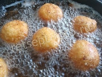 Скатать руками шарики, размером с грецкий орех.
