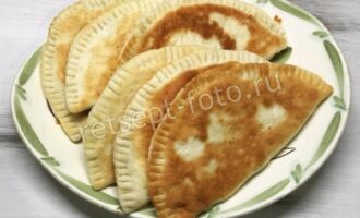 Тонкие жареные пирожки с творогом и зеленью, рецепт с фото