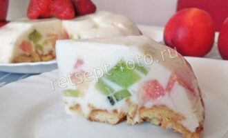 Торт "Битое стекло" с фруктами и печеньем, рецепт с фото