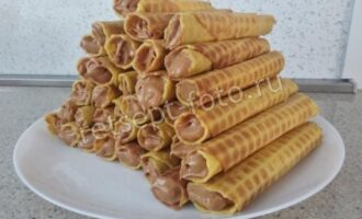 Вафельные трубочки со сгущенкой в электровафельнице, рецепт с фото