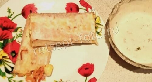 Закусочные рулеты из лаваша с колбасой и плавленым сыром, рецепт с фото