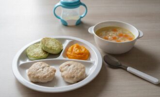 Тарелка для годовалого ребёнка: кабачковые оладьи, куриные котлеты, тыквенное пюре и куриный суп с рисом