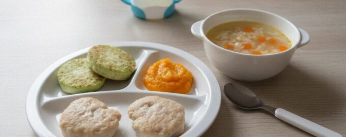 Тарелка для годовалого ребёнка: кабачковые оладьи, куриные котлеты, тыквенное пюре и куриный суп с рисом